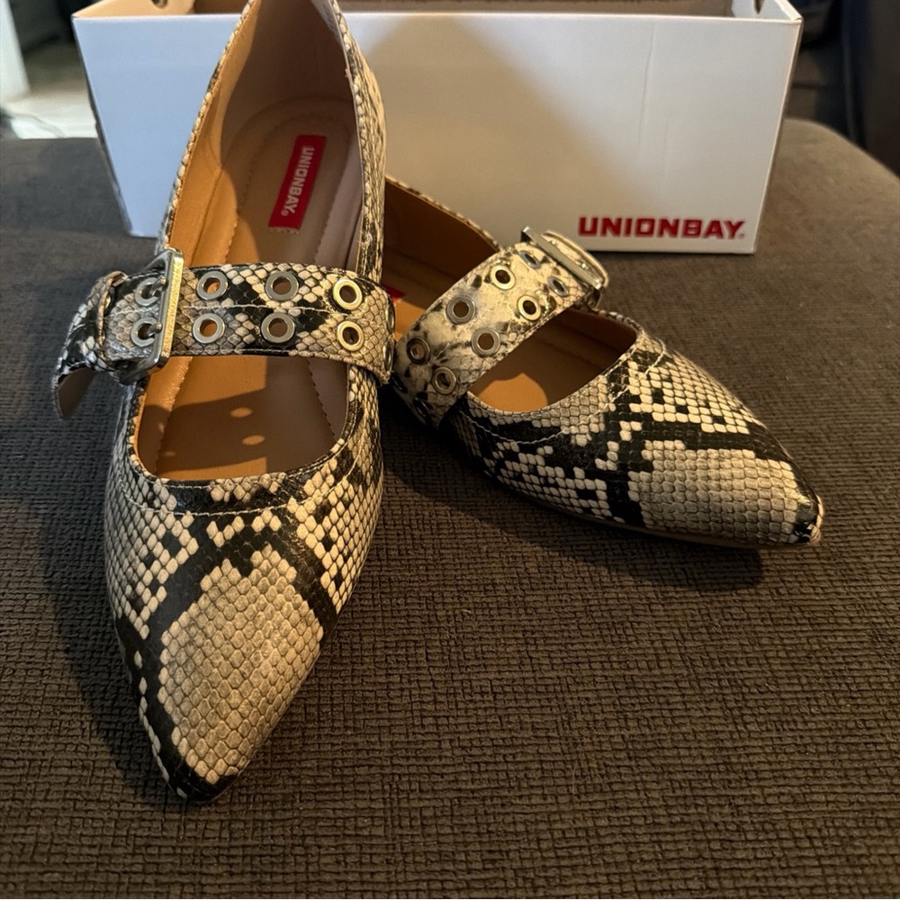 UNIONBAY Women's Black and Cream Snakeskin Flats/Buckle/Pointed Toe